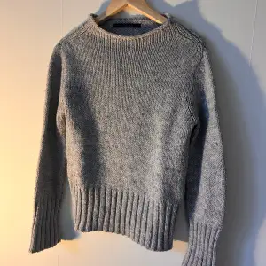 Stickad tröja från Zara Knit Använd men i fint skick Fin ljusgrå färg Helt normal i storlek   