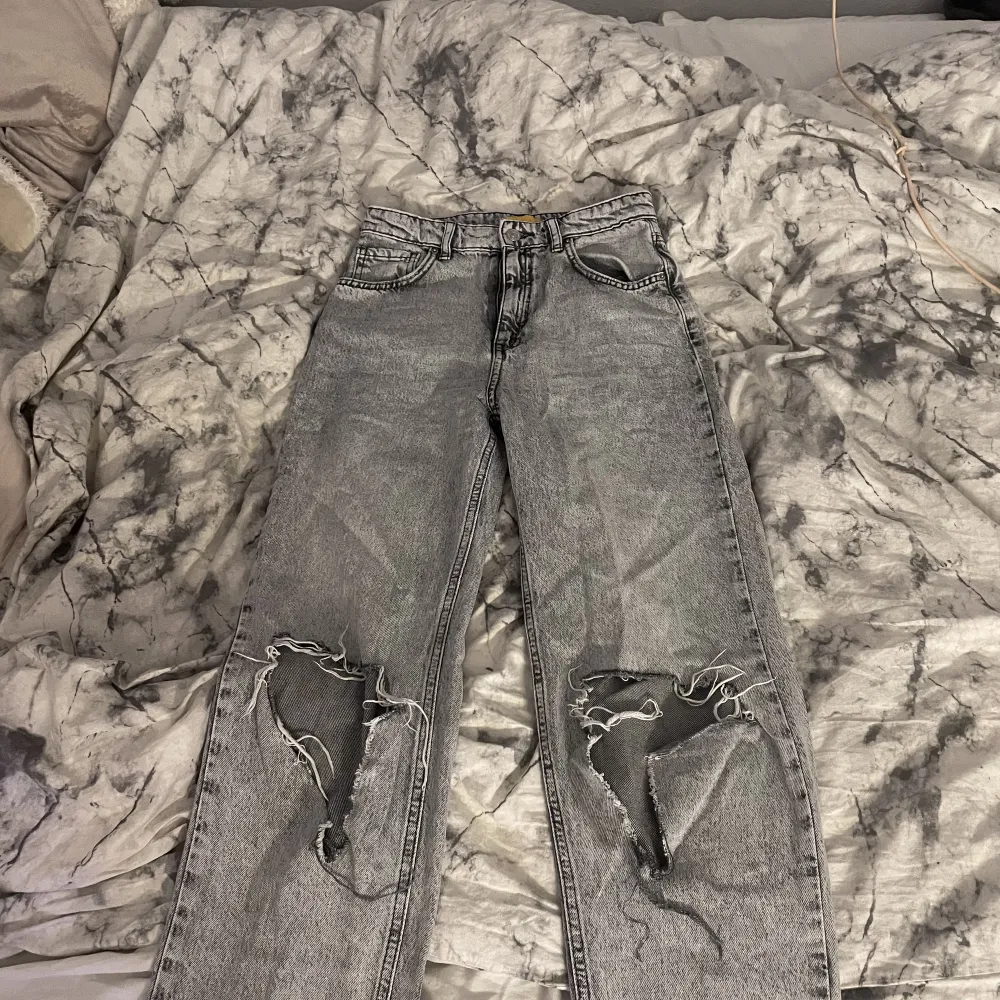 Säljer dessa gråa jeans i st 164 jag är 170 och passar mig perfekt i längden❤️❤️. Jeans & Byxor.