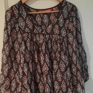 Blus - Superfin brus blus med härligt mönster från indiska. Storlek xl. Halvlång på ärmarna. Säljes då den inte kommer till användning. Hör gärna av dig vid frågor eller funderingar. 