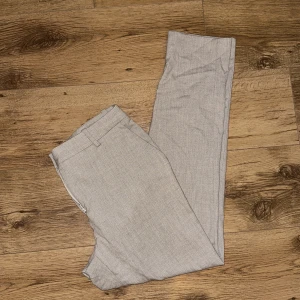 Kostymbyxor  - Nya och oanvända kostymbyxor från HM.   Rensar ur min garderob från en hel del oanvända kläder🌼 Kika och se om du ser något mer i min profil som du gillar så skickar jag med det till dig också!😊 Fler kläder kommer! 