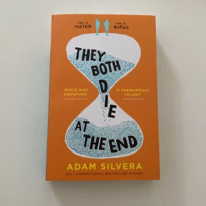 They both die at the end - Väldigt populär bok på booktok på engelska, läst en gång och har Inge större täcken på slitningar förutom att ryggen är knäckt :) original pris 130kr ish