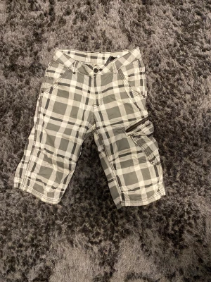 Shorts - Shorts från hm  Speciell stil säljs inte längre  Använda men inget slitage  Många fickor 