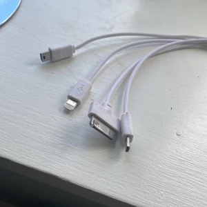 Camping/fler laddare - USB a till 4st laddare. Micro USB, 24 pin gamla Apple laddare, 16 pin iPhone laddare, och gamla mini USB. 20-30kr