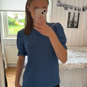 Blå blus/tröja från vila - Väldigt fin tröja från vila men köpt på salt💙i storlek xs och bara använd en gång 