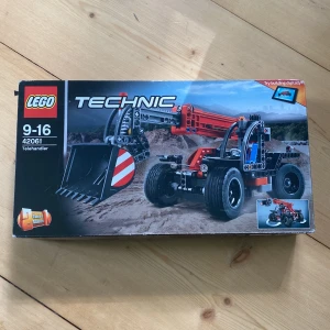 Lego technic teleskoplastare - Oöppnad och köpt 2018 tror jag, ombyggnad till nån lastbilgrej. 1200 original så säljer/utgår från 950kr. För 9-16 år 🚙