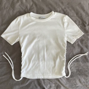 Topp från Zara - Denna söta topp från Zara är använd endast ett fåtal gånger och har inga defekter! Priset går att diskutera och använd er gärna av köp nu.