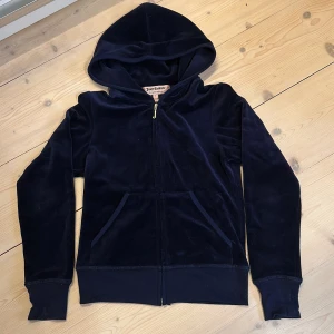 Juicy Zip-hoodie😍 - Denna superfina Juicy Couture överdelen med superfina paljetter. Säljer den då den inte längre kommer till användning tyvärr. Den är mörkblå :) väldigt fint skick och perfekt till ett par snygga jeans tex :) storleken är xs tror jag om jag får gissa:)