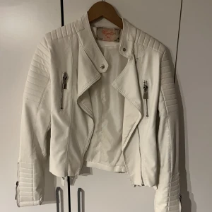 Skinnjacka - Vit skinnjacka från Chiquelle i storlek 40 men liten i storleken är som en S ❤️