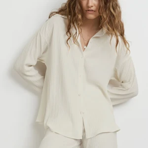 Plisserad skjorta - Säljer denna fina plisserade skjortan från Gina tricot. Använd fåtal gånger så den är i nyskick! Hör av er om ni vill ha egna bilder💕🫶🏻 