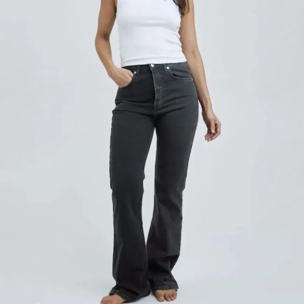 Jättesnygga hyfsat stretchiga jeans från bikbok, aldrig använda! Så bekväma med fin passform🤍. Jeans & Byxor.