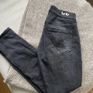 Dondup George Jeans - Säljer nu ett par väldigt snygga dondup jeans i en svart färg. Skicket är mycket bra. Storlek är 32. Skriv vid fler frågor eller funderingar!