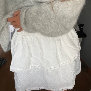 Volangkjol med broderi - Helt oanvänd volangkjoll med broderi. Jättefin och i superskick, nypris 449 kr Mitt pris 180 kr + frakt💕