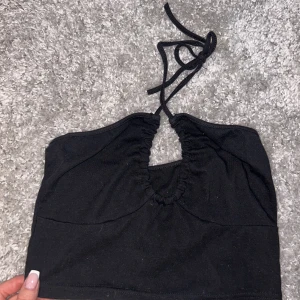 Shein topp xs - Svart halterneck topp xs shein aldrig använt 