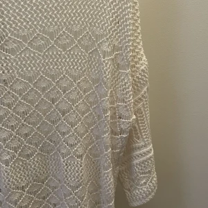 Stickad tröja/bikini pullover  - Typ bikini pullover. Stickad tröja den går ner till höften typ och är storlek S. Den går inte sönder även när man fastnar i dörrhandtag 🔥