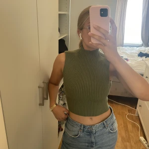 Grön topp - Grön, ribbad topp. Oanvänd. 