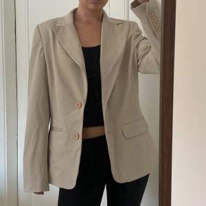 Säljer nu en superfin beige blazer som är lite oversized. Köpt second hand med aldrig använd av mig<3 Säljer pga har en liknande. Sitter perfekt oversized på mig som har strl XS-S! Skriv om du har frågor⚡️