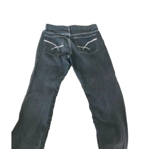 Låg midjade jeans - Säljer dessa jeansen jag köpt secondhand. Använda fåtal gånger💕pris kan diskuteras 