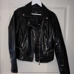 Jacka NewYorker - Jacka i lack/läder imitation från NewYorker, storlek 38. 