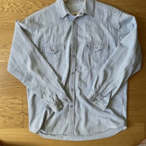 Ljusblå mönstrad overshirt  - Fin ljusblå overshirt! Passar som oversized   Är 183cm, väger 67 kg & den dit tre e rätt så pösigts jag gillar den stilen 