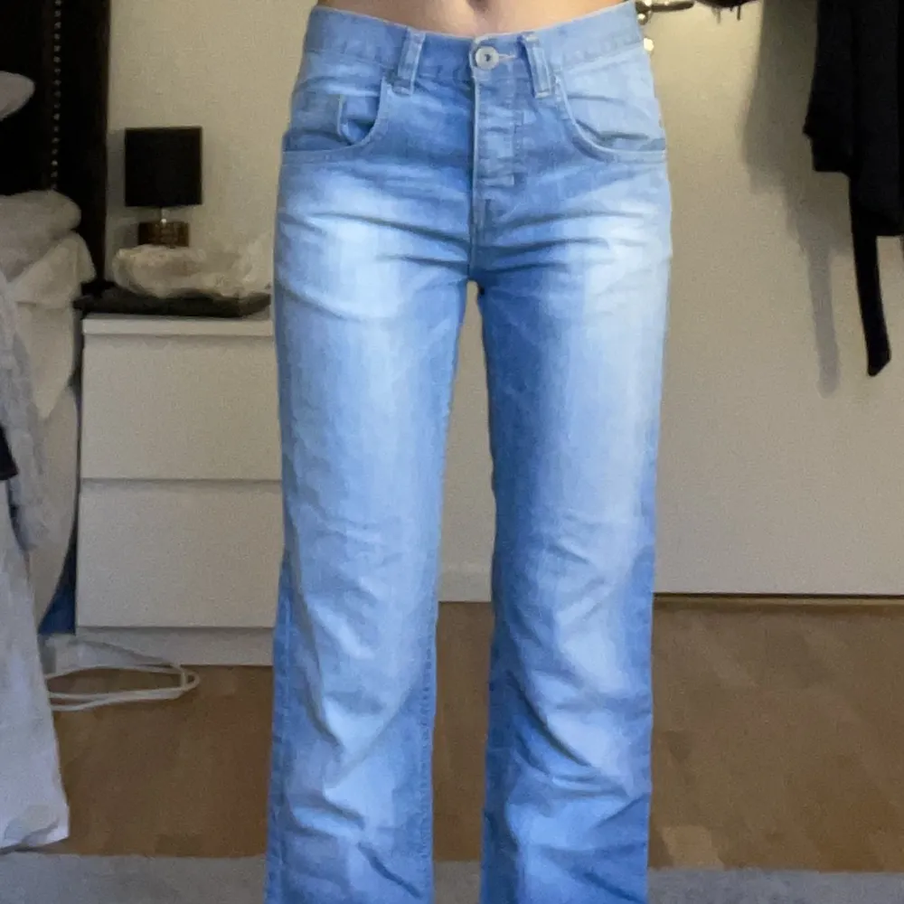 Snygga strsight jeans med en midwaist! Köpta i litauen . Jeans & Byxor.