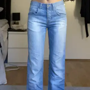 Snygga strsight jeans med en midwaist! Köpta i litauen 