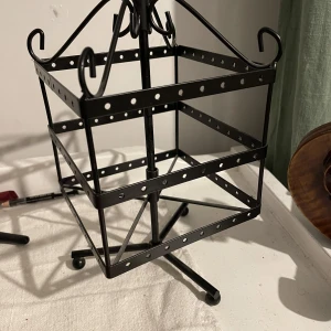 Smyckes hängare - Svart smyckeshängare som man kan hänga örhängen på💗🌸