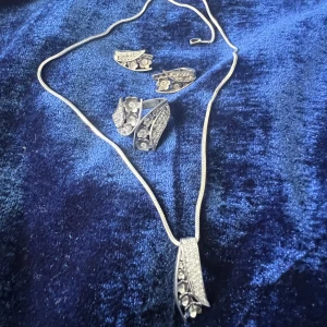 Silver smycken - Äkta silver smyckenset säljes i riktigt fin skick. Perfekt som ge bort present. Helt oanvända,  endast provade.  Pris kan diskuteras. 