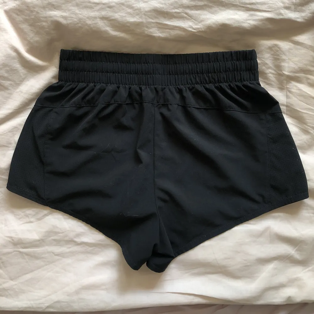 Svarta tränings shorts jag hittat secondhand. Använd ett fåtal gånger. I bra skick. Skriv om du vill ha  mått/bilder. . Shorts.