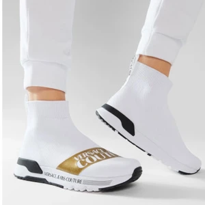 Versace skor - Säljer dessa skor då dom ej kommer till användning. Endast använda ett par gånger. Nypris 1865kr. Låda och påse medföljs!!