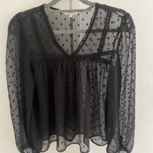 Svart blus fest - Säljer denna svarta blus. Direktpris: 250kr. Har du någon fråga är det bara att höra av dig🫶🏻