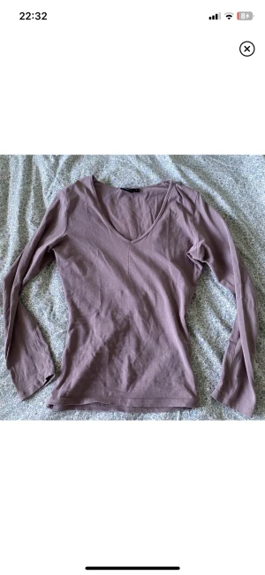 Tröja - Långärmad tröja från lindex. Väl använd. Den är insydd i midjan. Tröjan har noppror och är lite urtvättad, annars är den i bra skick.