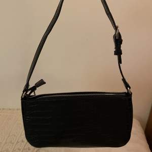 Säljer denna jättefina handväskan från Lindex som knappt är använd.💕