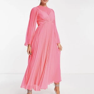 Asos Design - Rosa Plisserad Midiklänning🩷 - - Rosa Plisserad Midiklänning Med Knytning Baktill Och Utställda Ärmar.  - Modellen är 175cm lång och bär storlek 36 på bilden - Köpt för 709kr