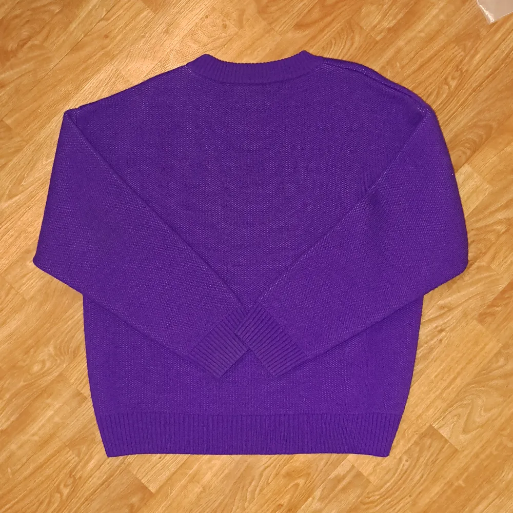 Sjuk sweater 💯🔥Aldrig använt men så otroligt bra material👍ni kan alltid erbjuda priser. Stickat.