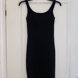 Halv långklänning  - Oanvänd, slits back till💓
