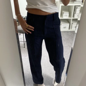 Marinblå kostymbyxor  - Säljer dessa marinblå kostymbyxor ifrån madlady! Så snygga och sköna perfekt nu tills hösten. Jag är ca 174 cm lång som referens 💕 