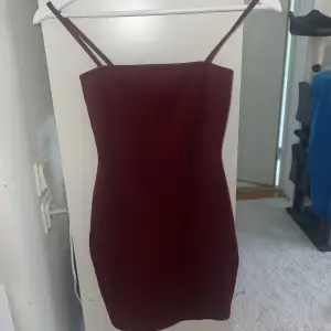 Aldrig använd vinröd klänning. Formar midjan. (Pretty little thing)