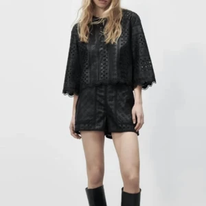 Svarta skinn broderade shorts zara - Världens snyggaste broderade shorts från Zara helt oanvända! Strl L men passar M och även s med skärp!💕