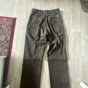 Dickies - Säljer även mina bruna dickies 874 original fit samma med dom är dom ganska använda men forfarande i ett mycket gott skick