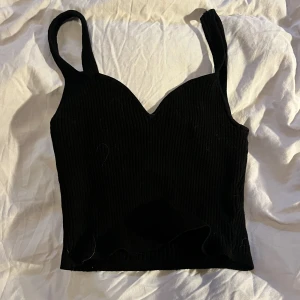 Svart topp - Svart topp som är stickad