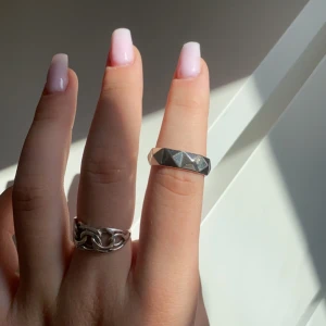Ring💓 - Så fin ring, har stämpel men ändå blivit missfärgad💖 Användrr tyvärr inte längre💘 Man får med en putsduk till den💘