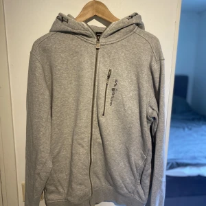 Sail Racing Zip Hoddie  - Säljer nu en riktigt schysst Sail Racing Hoddie! Skicket är mycket välvårdat. Pris kan förhandlas vid snabb affär 