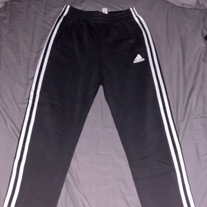 Adidas mjukis byxor  - Hej, säljer dessa svarta adidas mjukis byxor i storlek 152, väldigt bra skicka på dom