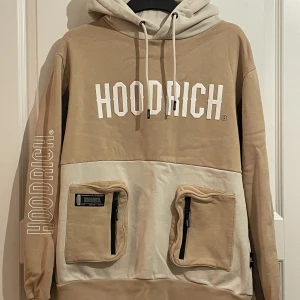 Hoodrich tracksuit  - Säljer en snygg tracksuit på grund av storleksändring! Använd ett fåtal gånger och är i utmärkt skick. Perfekt för dig som vill ha en trendig och bekväm stil. Passade mig perfekt tidigare, men efter som jag växte så passar den inte längre. 