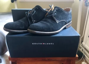 Lloyd finskor. - Storlek 45. Svart mocka på toppen med brun gummisula.