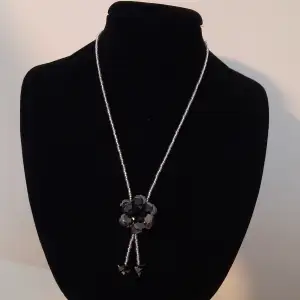 Superfint halsband med svart blomma och matchande ring.  150 kr/ styck ellrt båda för 200. Hör gärna av dig vid frågor eller funderingar