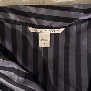 Victorias secret pyjamas - Säljer denna pyjamasskortan från Victorias secret💞 Den är i mycket bra skick utan defekter och är knappt andvänd! Skiv om du har några frågor🌸Pris kan diskuteras vid en snabb affär🩷Nypris är ca 450!