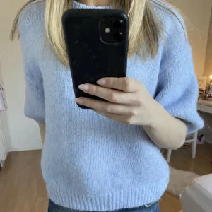 Blå tröja - Säljer min blåa stickade tröja ifrån zara. Den är i storlek M men passar mig som har Xs jätte bra. Buden är bindande. Om du vinner har lagt ett bud är du skyldig att betala det 