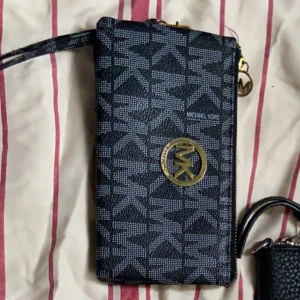 Väskor  - Mk väska=300  Ideal väska= 500 Rosetti väska=200