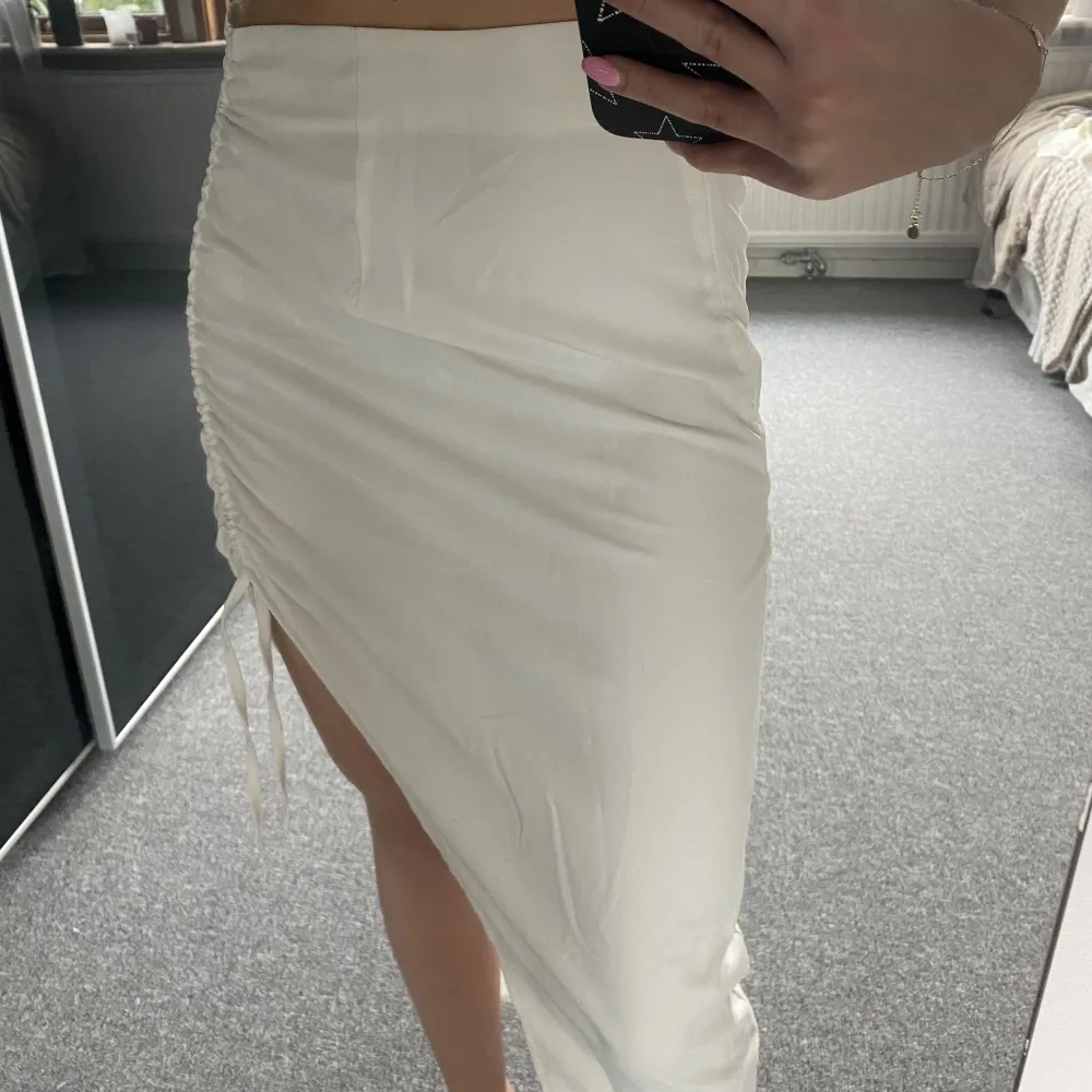 säljer denna vita kjolen med en slits i sidan, kontakta för fler bilder/ intresse🫶🏼. Kjolar.